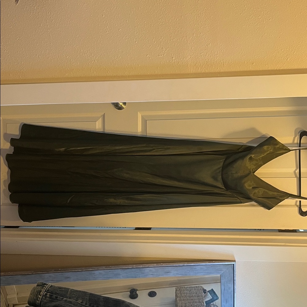Chic Sleeveless Maxi Dress in Olive with leg slit